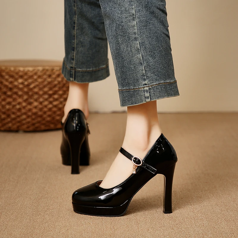 Women's classic round-toe plat – Leather Classic Strap Bewertung und Preis